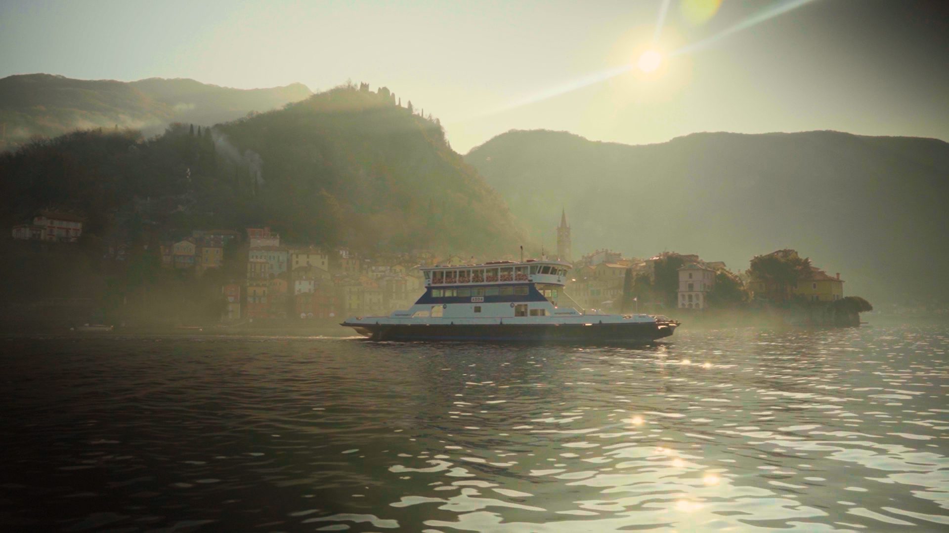 barco durante preboda en el Lago di Como Italia al amanecer