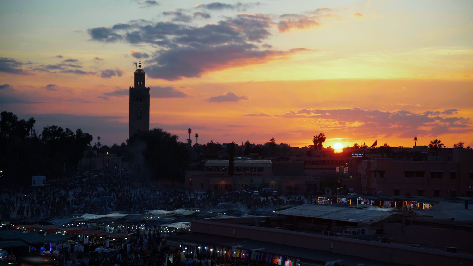 Plaza Jemaa el-Fnaa en Marrakech con luz de atardecer