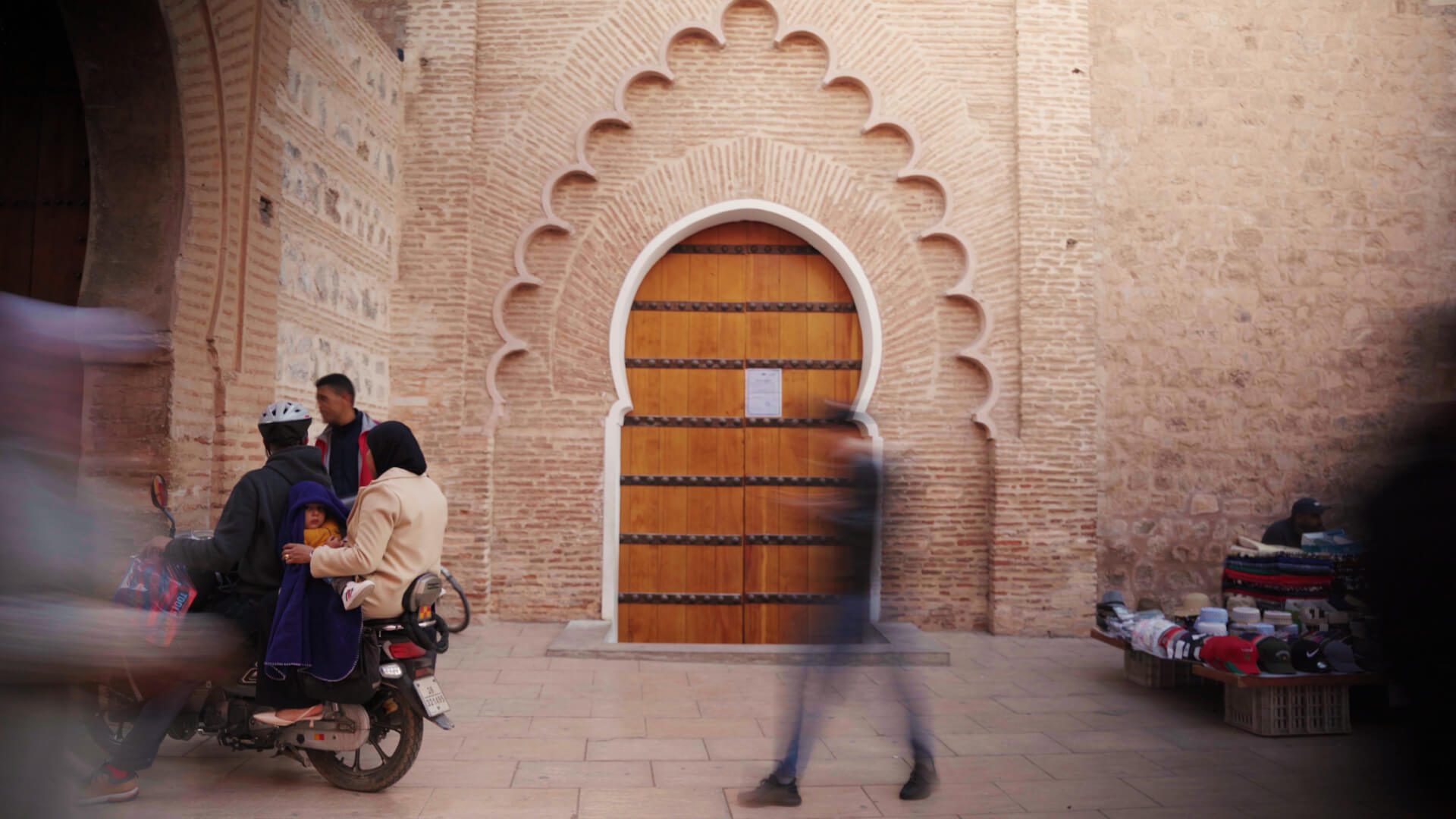 Gente local caminando por las calles de Marrakech durante su sesión de postboda