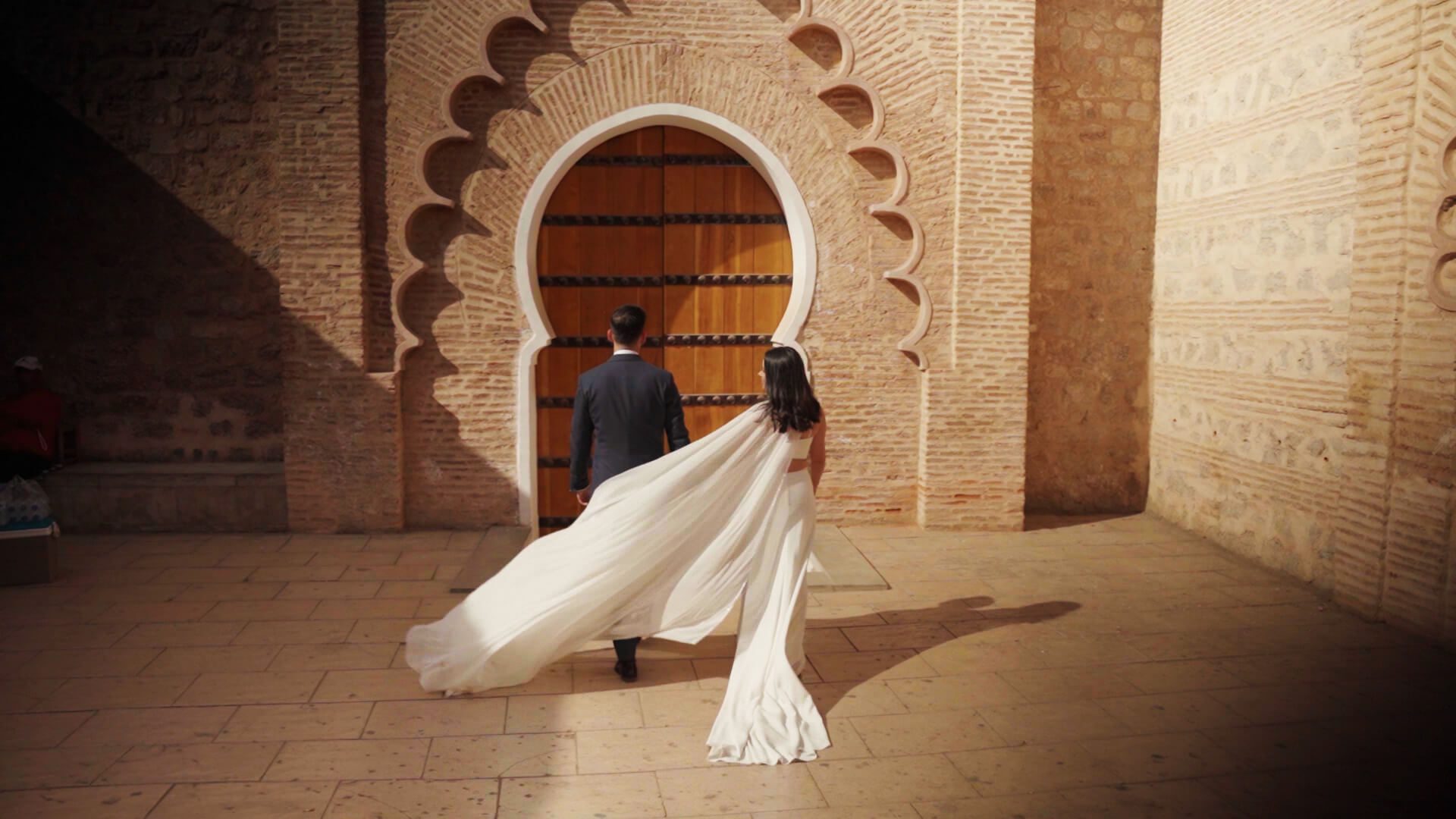 Novios caminando por las calles de Marrakech durante su sesión de postboda