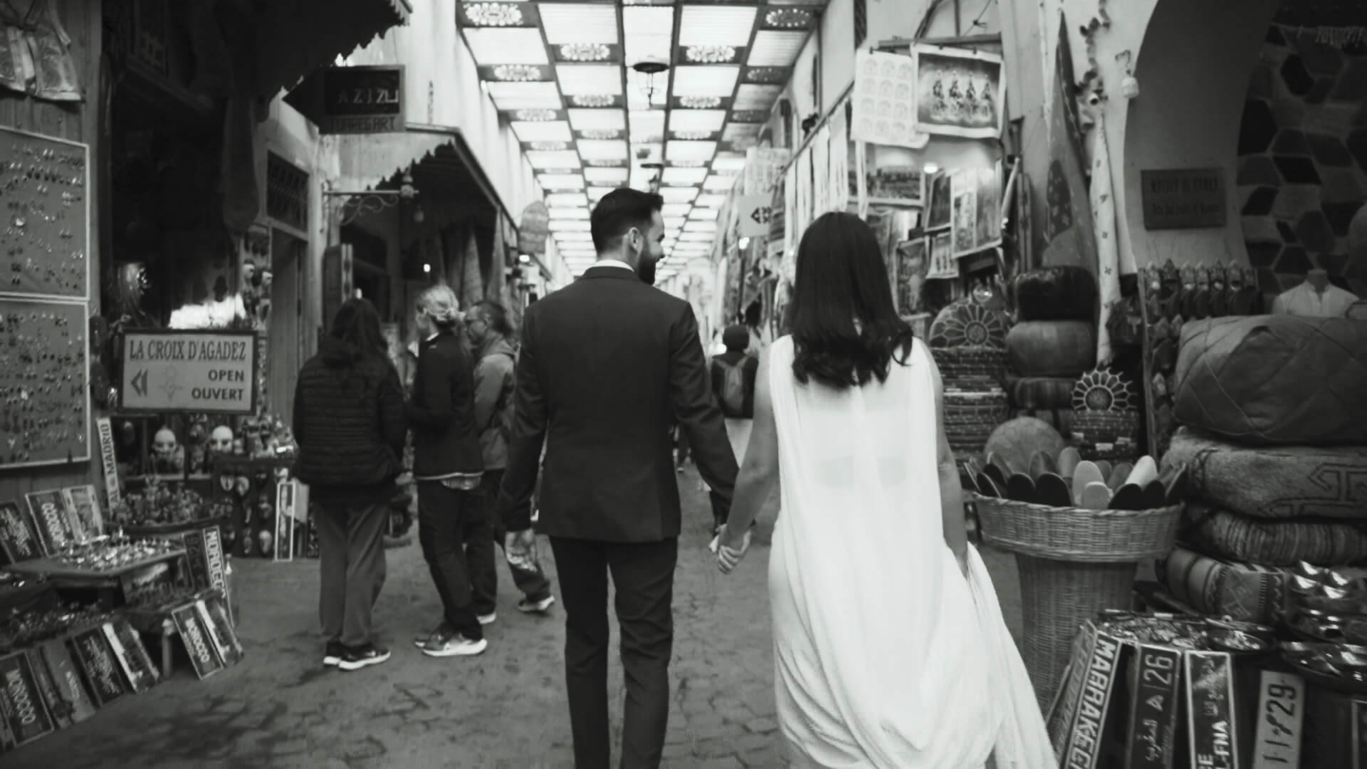Novios caminando por la medina de Marrakech durante su sesión de postboda
