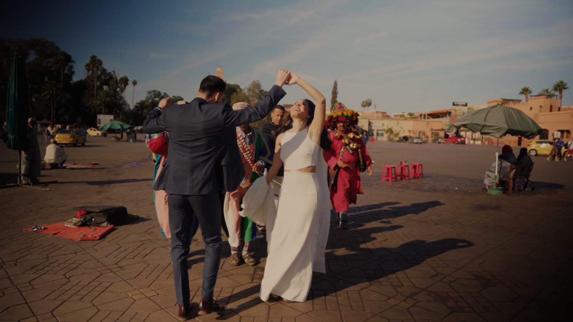 postboda-marrakech-marina-manu_9 Novios bailando con gente local por las calles de Marrakech durante su sesión de postboda
